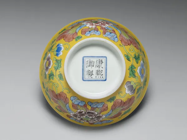 清 康熙 琺瑯彩黃地牡丹碗.jpg