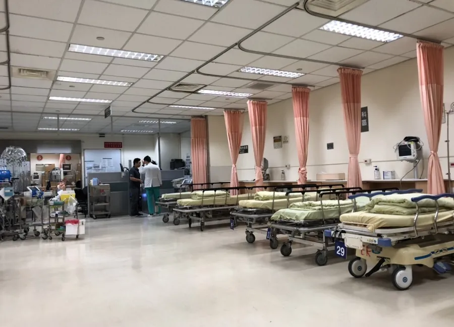 確診人數續攀高峰，防疫險理賠金衝高，產險業恐得變賣資產應急