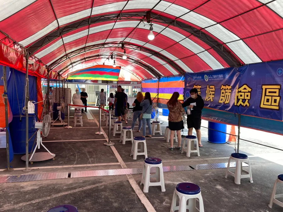 家用快篩檢測陽性比照確診，可由醫師直接開立藥物 ，最快下週開放全民適用