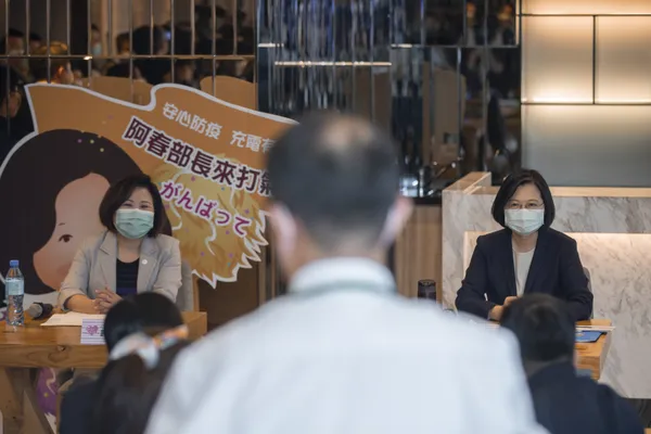 勞動部長許銘春（左）與蔡英文總統