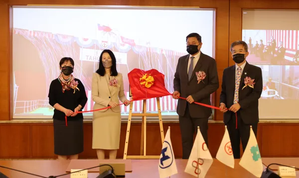 台泥企業團張安平董事長(右二)與擔任達和航運新船–達善輪命名夫人的雲朗觀光辜懷如董事長(左二)及達和