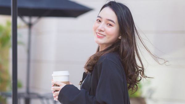  面試時手上拿著冰咖啡，會被「扣分」嗎？招募專家解析面試官怎麼想
