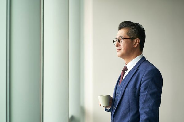  專心做好份內工作，升遷反而輪不到你？「能力陷阱」如何鎖死你的職涯天花板