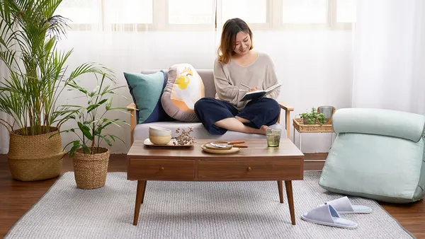插畫家「壘摳」的涼夏小撇步：窩在 HOLA Snow Touch 涼感家飾裡，用視覺、觸覺體驗家的涼勢生活！