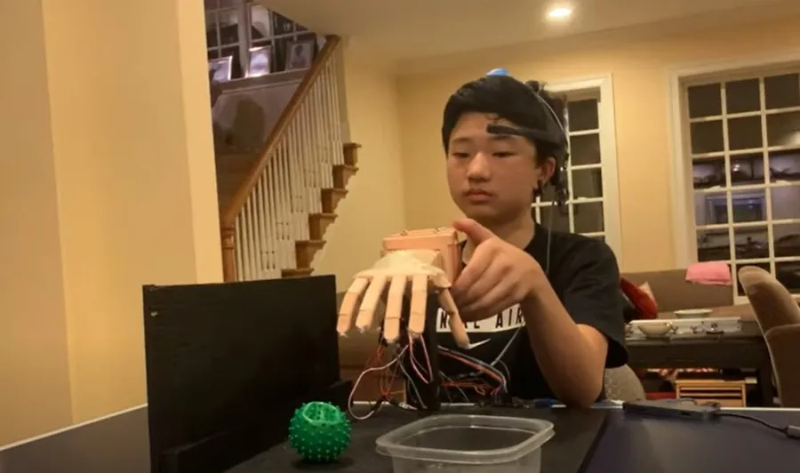 防疫關在家，17歲高中生靠3D列印打造「意念操控手臂」！成本不到萬元