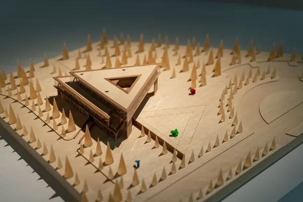 挑戰安藤忠雄展臺中亞洲大學現代美術館，安藤忠雄使用等邊三角形的量體上下錯位交疊進行空間設計 ©忠泰美