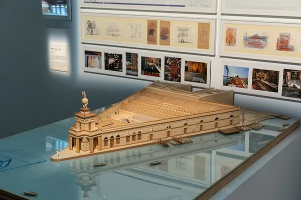 挑戰安藤忠雄展「海關大樓（皮諾私人美術館）」將建築完全還原成15世紀當年的樣貌，僅在中央插入一個由清