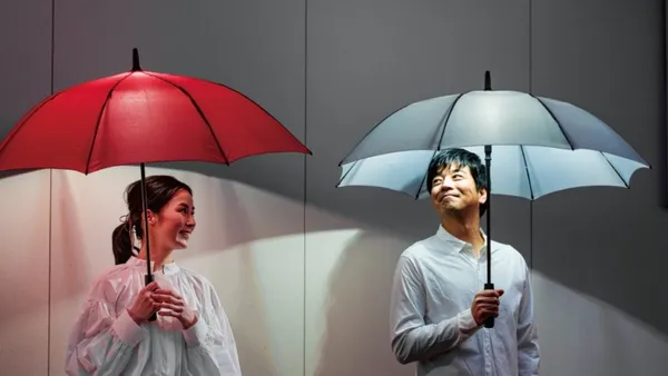 日本推出內建 LED 燈的雨傘！胭脂紅、午夜藍等 4 色，下雨的夜晚也能看清周邊環境
