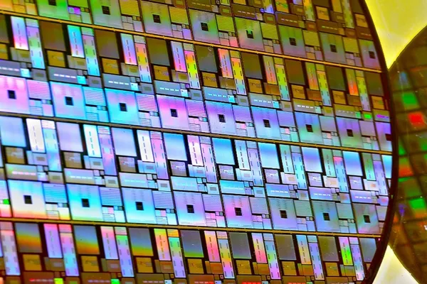 自旋軌道扭矩磁性記憶體（SOT-MRAM）陣列晶片