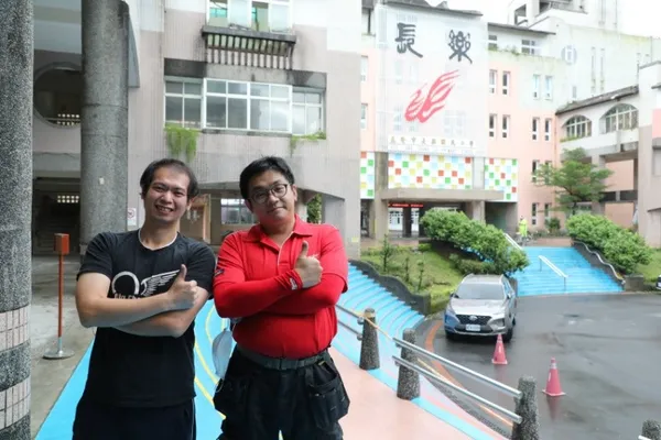 林立青與基隆成功國中的公民老師