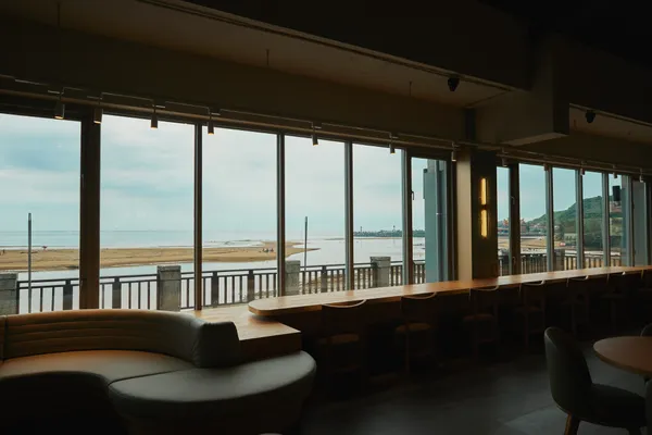 星巴克福隆觀海門市門市內的一側窗景可以看到沙灘 (1).jpg