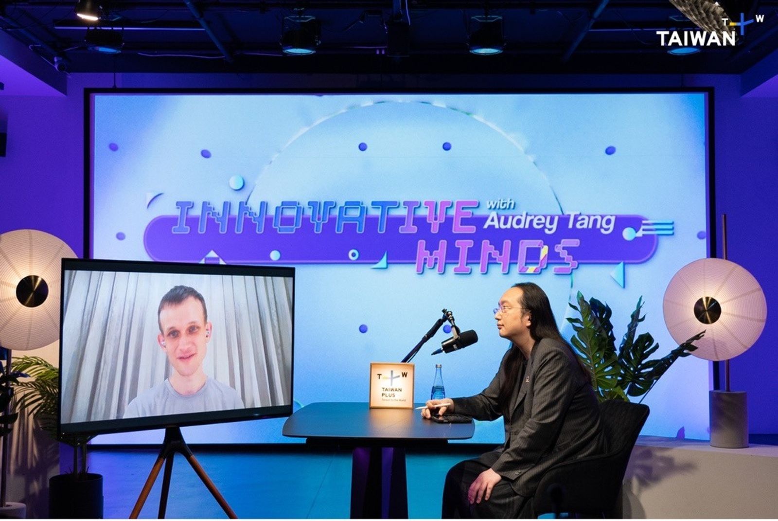 Ethereum co-founder Vitalik Buterin shares views with Audrey Tang on how  cryptocurrency helps Ukraine and “Soulbound token” | Meet Global