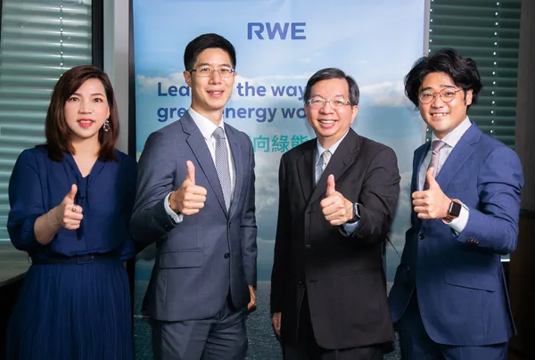 圖一. 萊茵再生能源分享集團完整電業佈局，並期盼助台灣浮動式風機發展進程。圖右至左為：董事長鍾弘錦、