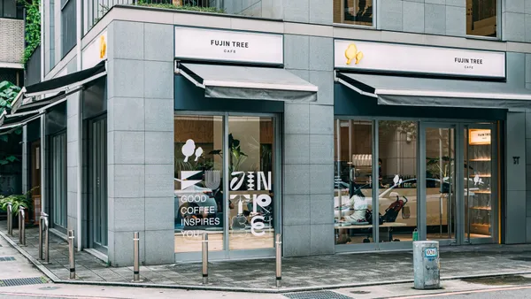 白天喝咖啡，夜晚變酒吧！「富錦樹中山店」開幕：純白銀灰色調，打造靜謐時髦氛圍