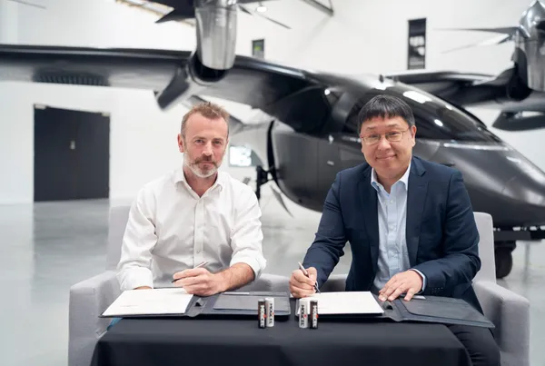 能元科技總經理薛人禎(右)與Vertical Aerospace CEO Stephen Fitzp