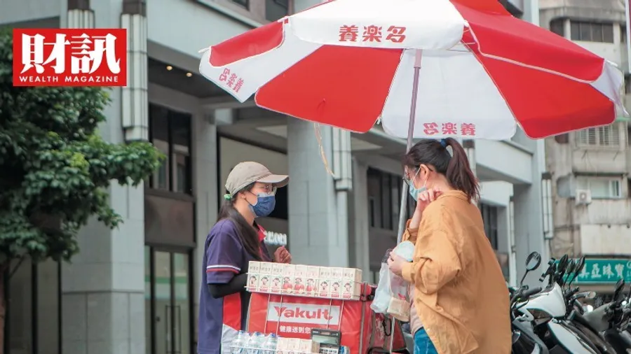 自營通路銷售佔比高達65%！一瓶養樂多風靡全台60年，揭開背後的街頭功臣