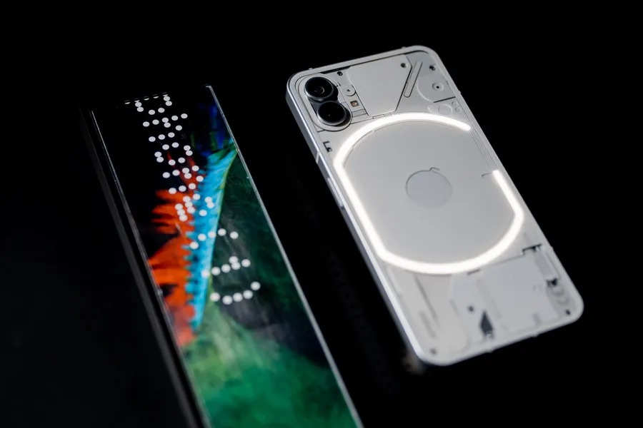 Nothing Phone(1)剛上市就掉漆？「蘋果替代品」穿孔螢幕出現綠暈