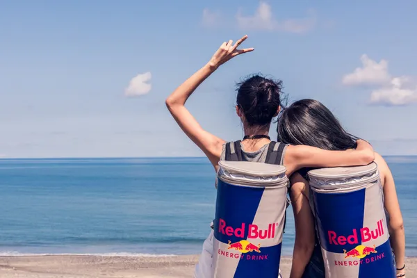 曾靠走私突破歐洲禁賣！被批難喝又貴的「Red Bull」靠2招變身全球市場龍頭 