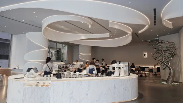 純白極簡咖啡廳！「CURISTA COFFEE 市府旗艦店」開幕，360 度環狀大理石吧台、流線型天花板設計