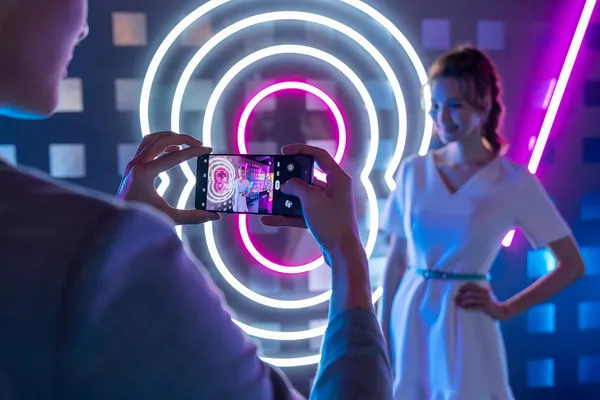 OPPO Reno8 Pro 支援DOL-HDR技術及全像素全向對焦，即使在夜景或逆光場景下也能清楚