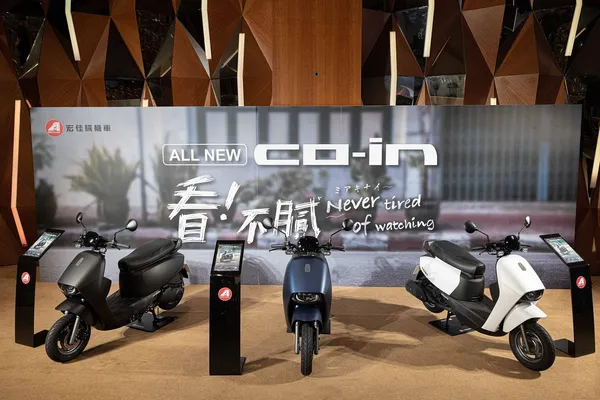 前衛白牌All New CO-IN共推出極光白、星空藍與暗夜黑三色，滿足現代騎士日常通勤與假日休閒多