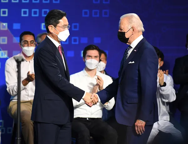 美國總統拜登（Joe Biden）於 2022 年 5 月 20 日訪韓，參觀三星並會見其CEO李在鎔