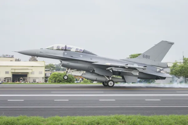 2019年台灣第一批改裝出廠的F-16V「6811」，在漢光35號演習期間，於國道一號彰化戰備道執行