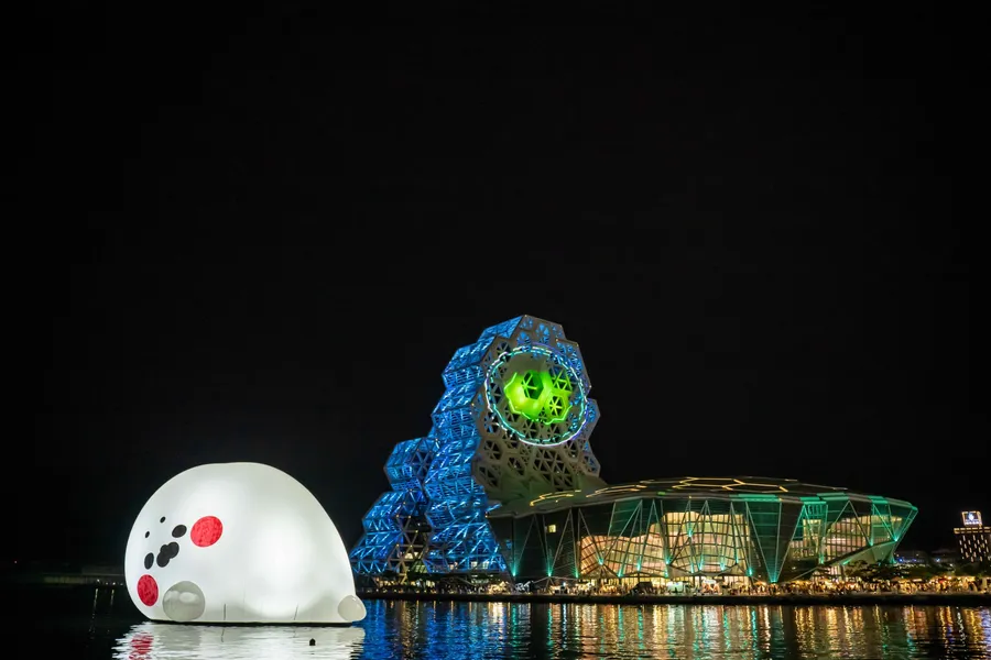 巨型小海豹、ㄇㄚˊ幾兔都飄在愛河！LINE貼圖為何說是台灣IP重要里程碑？