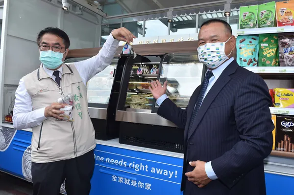 圖說、台南市長黃偉哲成為「FamiMobi」智慧零售電動車的首位顧客，一覽車內提供多樣化餐食選擇，搶