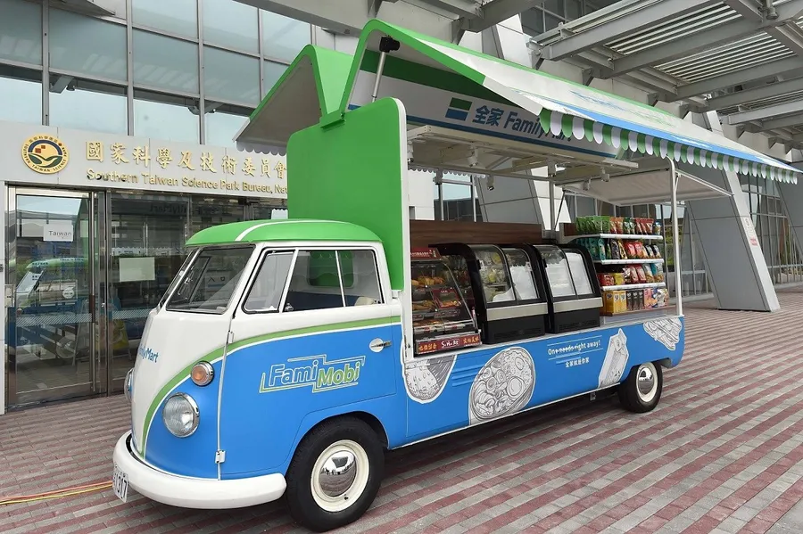 全家智慧零售電動車 FamiMobi 開進南科，三階段打造新行動便利商店