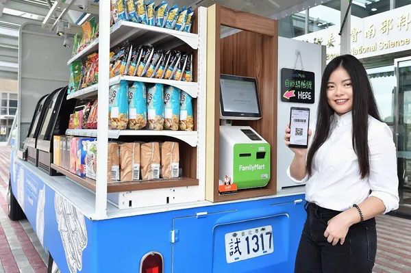 圖說、延伸科技零售的數位應用，「FamiMobi」導入自助結帳設備，提供快速消費體驗。.JPG
