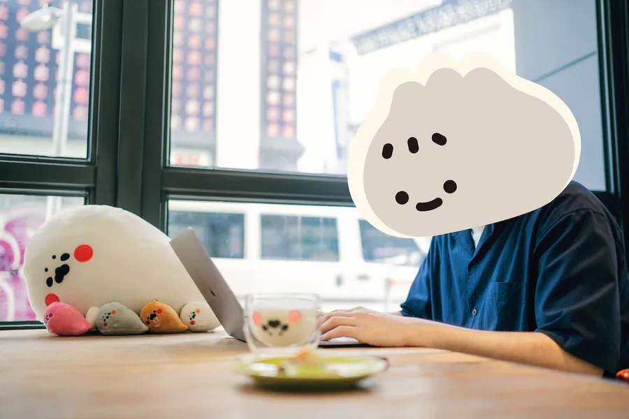 靠療癒躺躺讓貼圖「賣豹」，創作過程意外嚴謹？獨家專訪無所事事小海豹