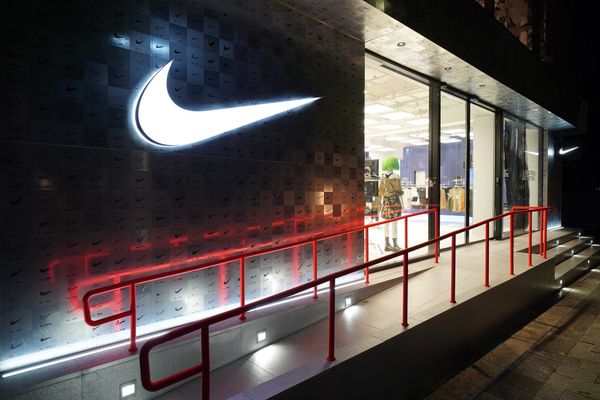  曾經的鞋王 Nike 市值重挫 8 成、3 度裁員！過去的成功卻是今日的致命陷阱，它輸在哪？