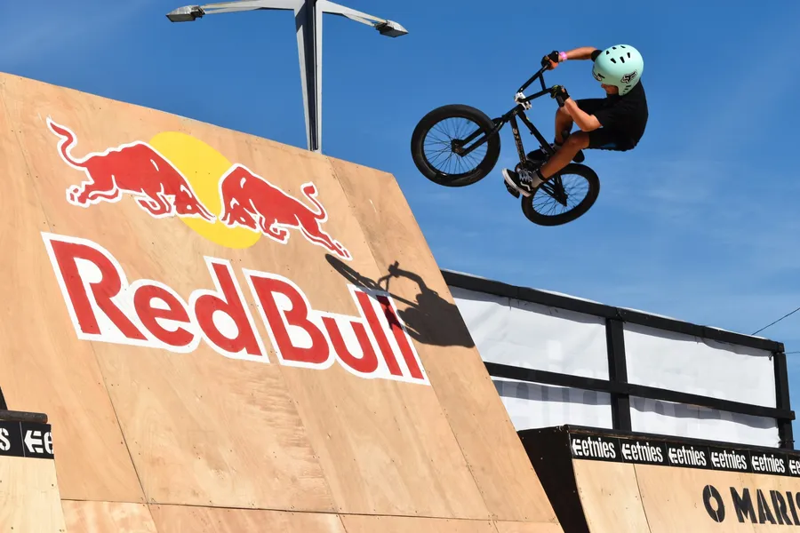 給你一對翅膀！Red Bull 如何從「怪味糖水」賣成全球最知名能量飲料？