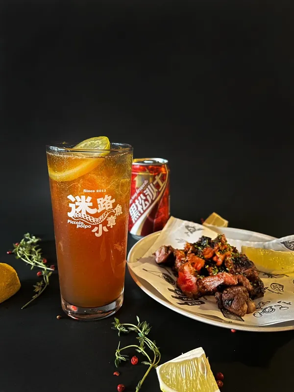 迷路小章魚餐酒館_炭烤黑松沙士牛肋條、沙士 Whisky sour.jpg