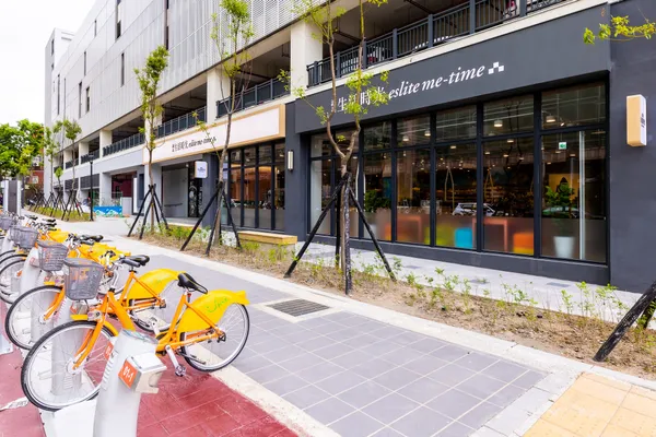 2. 誠品生活時光林口文化店門口即是YouBike租借站，無論是散步、騎車、開車前來都方便.jpg