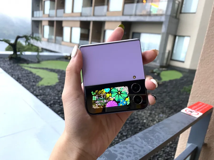 開箱三星Galaxy Z Flip4、Z Fold4！硬體和夜拍都有感升級，亮點一次看