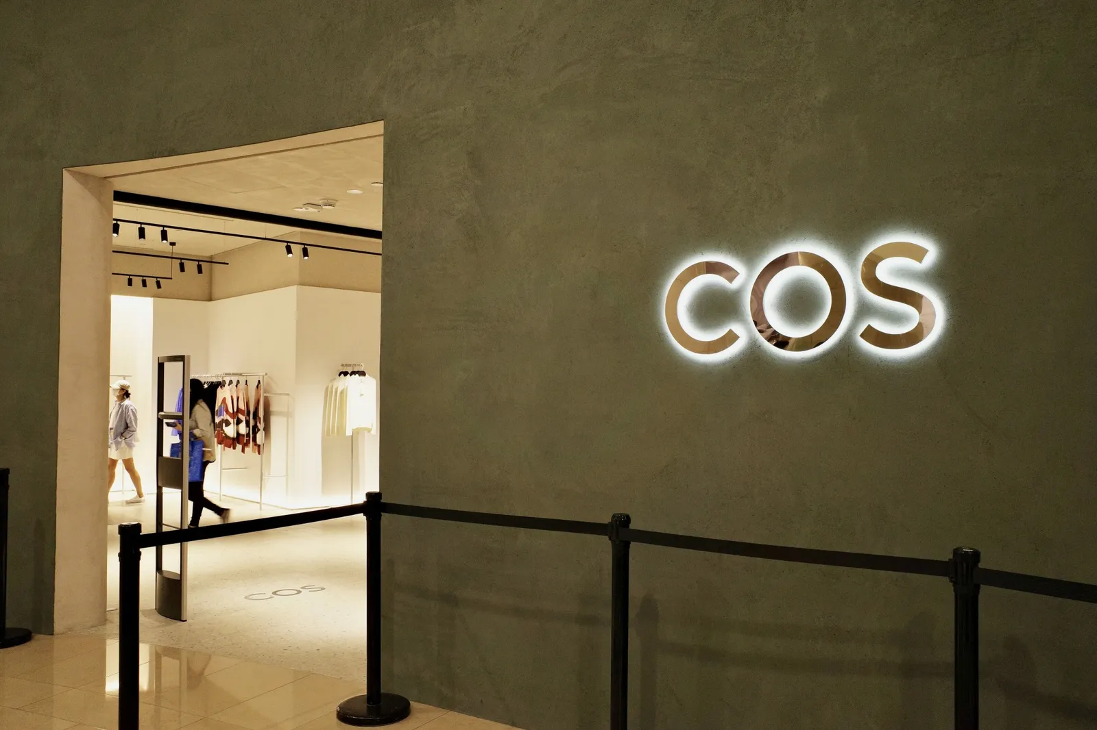 COS 設櫃 101！這個隸屬 H&M 旗下，卻和快時尚大相徑庭的品牌有何魅力？