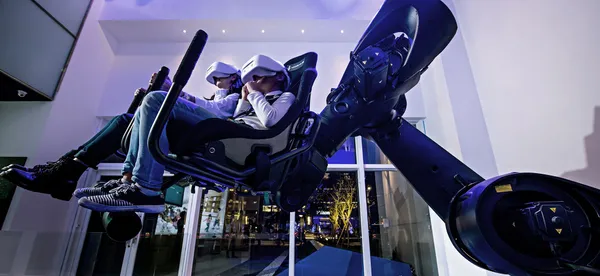 VR機械手臂帶你「飛」起來，樂飛特吸引保時捷、賓士、Gogoro嚐鮮體驗 