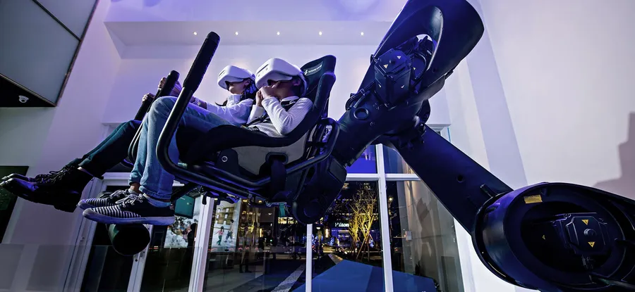 VR機械手臂帶你「飛」起來，樂飛特吸引保時捷、賓士、Gogoro嚐鮮體驗