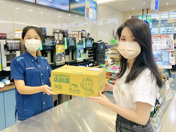 【新聞資料照02】「全家」全新宅配模式「宅家取」彈性服務貼近消費者，24小時寄件、全島運費均一價，便
