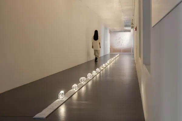 新竹玻璃設計藝術節-透明博物館 (2) 展區入口廊道。勿忘榮光展區，呈現玻璃工藝於台灣的發展脈絡。.