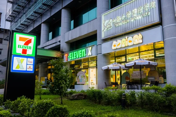03_瞄準學生族喜好創新體驗，X-STORE 6為首家進駐校園商場的未來商店，坐落於世新大學管理學院