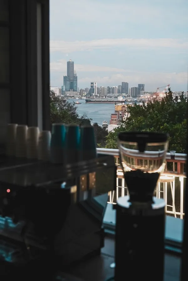 海岸線咖啡「Shoreline Coffee & Roaster」高雄燈塔店