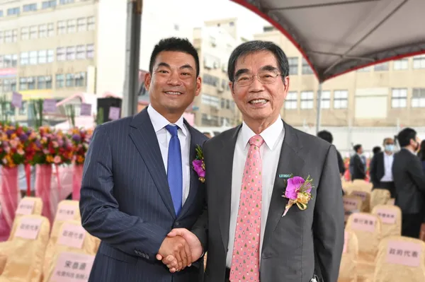 新聞照片(六)光寶科技董事長宋明峰(左一)、光寶科技董事長宋恭源(左二)
