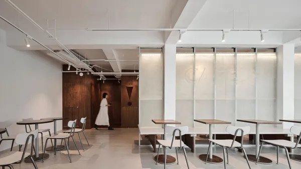 CAFE!N 首度插旗台中！「台中公益店」獨棟 3 層樓，打造純白俐落、木質調的咖啡場域