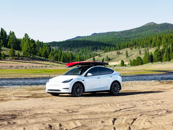 Tesla Model Y 不僅在全球多個安全評鑑權威機構測試中獲得五星安全評價，其雙馬達全輪驅動配