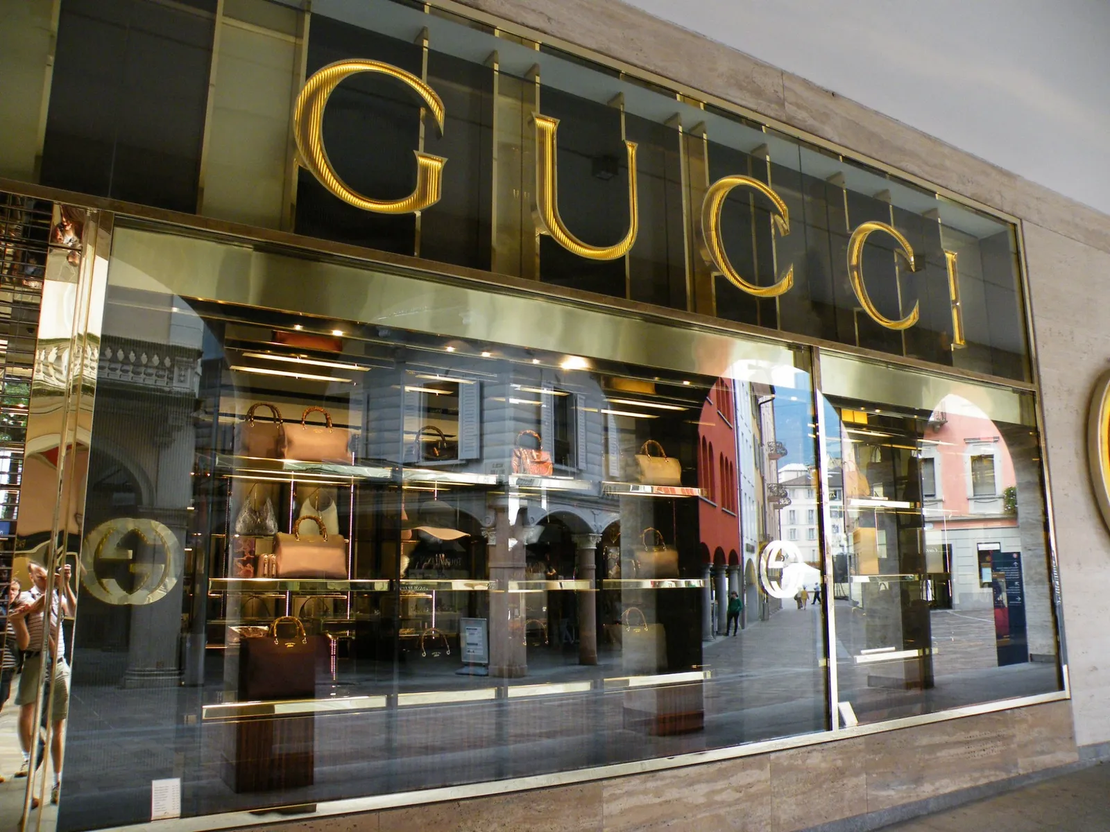 愛馬仕、Gucci 愈賣愈貴，推動二手市場興起！大牌們如何應對？