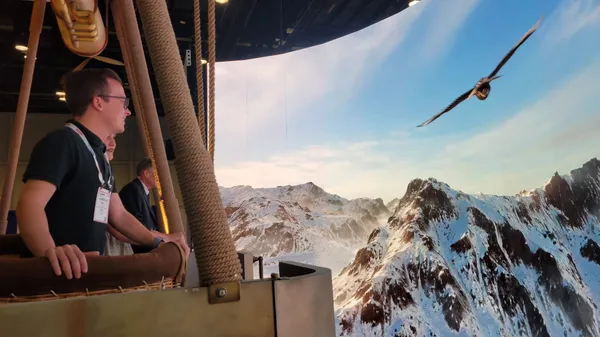 AUO與智崴合作打造LED沉浸式弧形飛行體驗