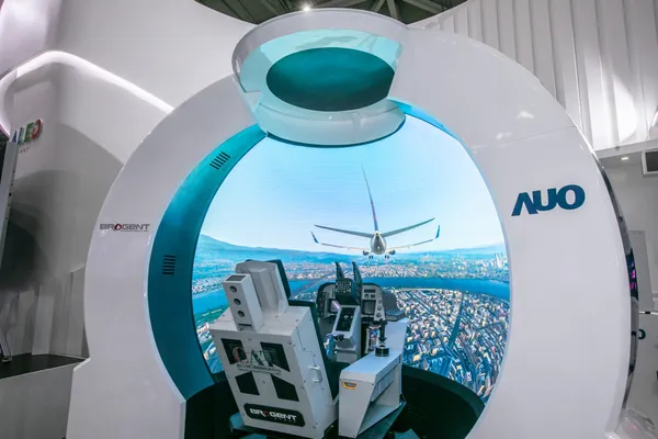 AUO與智崴合作打造LED沉浸式球形飛行模擬艙